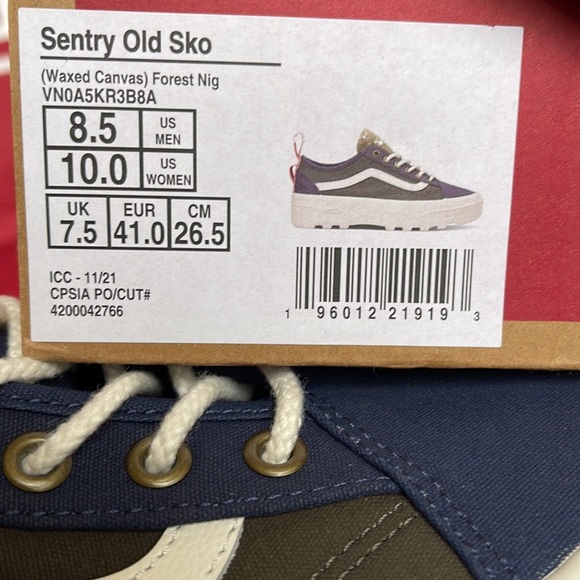 Vans Sentry Old Skool
(Waxed Canvas) Forest Night
VNOA5KR3B8A
WMNS sneakers - Picture 16 of 16